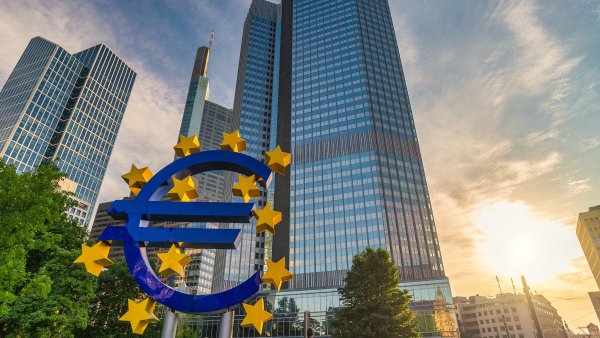 Americký Fed si se sazbami dává pauzu a tak Evropskou centrální banku čeká test samostatnosti