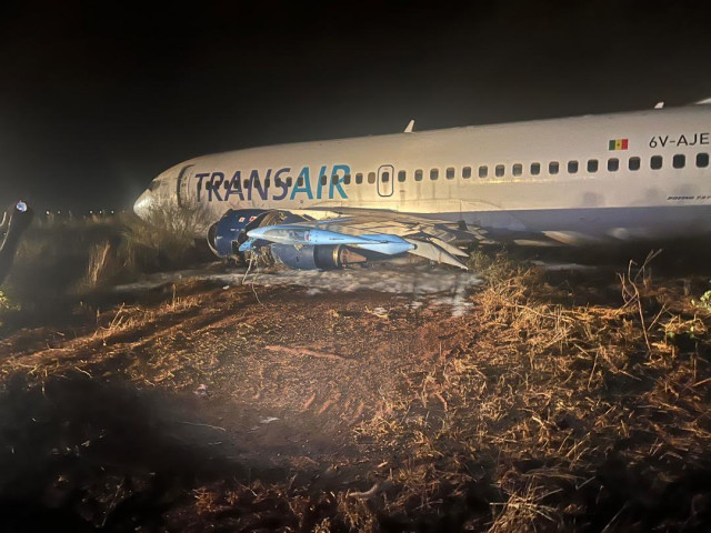 Další problémy Boeingu. U Dakaru vyjelo letadlo z ranveje, v Turecku praskla pneumatika