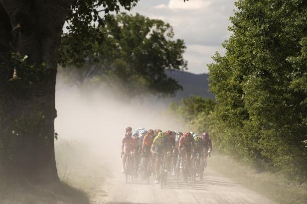 

Giro projelo Toskánskem. "Strade Bianche" etapu vyhrál z úniku Pelayo Sánchez

