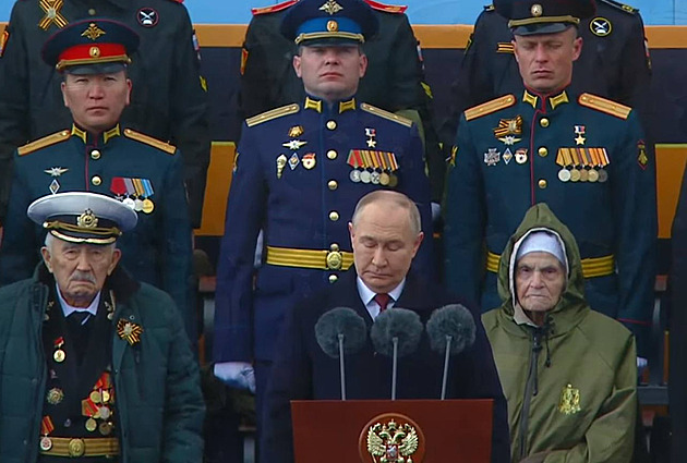 Pachatelé zvěrstev přímo za Putinovými zády. Kdo je kdo na záběru z Moskvy