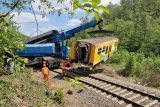 Technici vyprošťují dva vagóny vykolejené soupravy u Klínce u Prahy. Spoj nahradila autobusová doprava