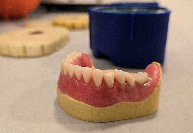 Za nové zuby si připlatíme, mnozí zubní technici skončí. Na vině je nařízení EU