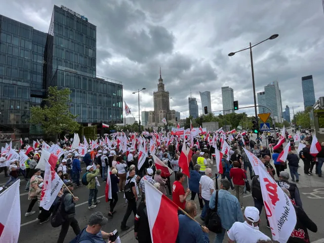 „Ať Brusel žere brouky.“ Proti klimatické politice EU protestují ve Varšavě desetitisíce zemědělců