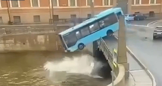 Autobus s dvacítkou lidí se v Petrohradě vřítil na most a spadl do řeky
