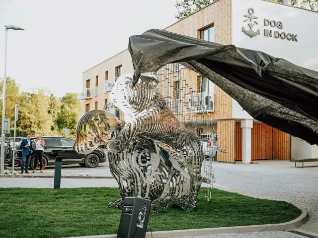 „Tři psi souloží.“ Nová socha Černého vzbudila emoce, lidí protestují peticí
