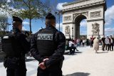 Útočník postřelil v Paříži na komisařství dva policisty. Jednomu z nich sebral zbraň