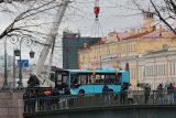 V centru Petrohradu sjel z mostu do řeky autobus. Na palubě cestovalo 20 lidí, 7 při nehodě zahynulo