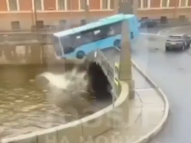 VIDEO: Autobus se v centru Petrohradu zřítil do řeky, zemřeli 3 lidé