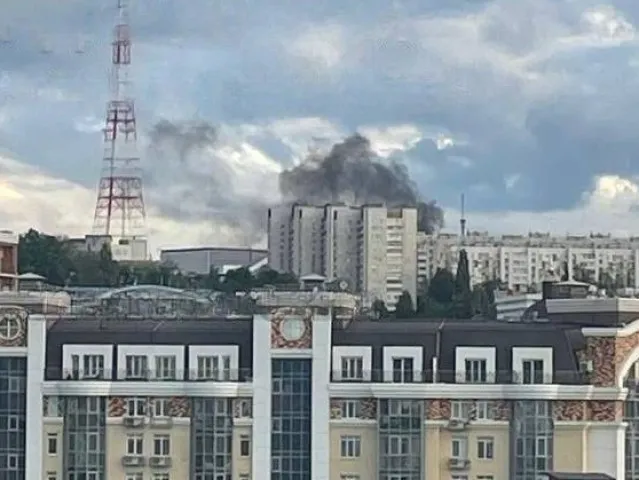 Po výbuchu se zřítilo deset pater paneláku v Belgorodu. Rusové viní z útoku Ukrajince