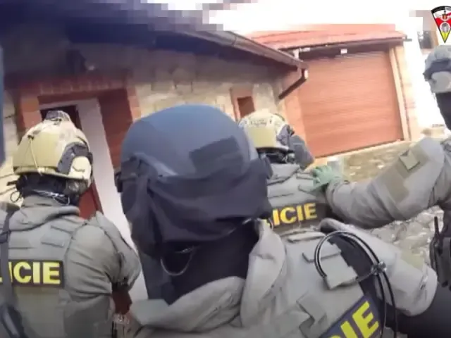 Policisté přivezli z Ukrajiny gang falešných bankéřů, chystají obvinění ze závažných zločinů