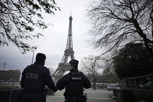 Hrůzný nález v Paříži. V hořícím kufru bylo rozčtvrcené tělo kvadruplegika