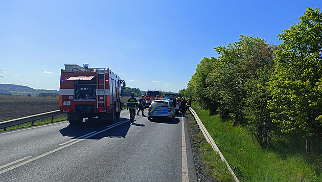 Při hromadné nehodě na Karlovarsku se zranilo pět lidí, jeden zemřel