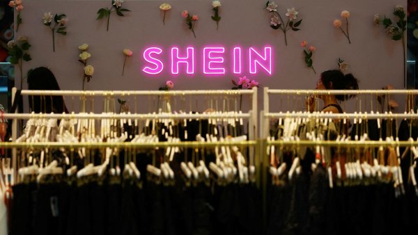 Proč je oblečení ze Shein tak levné? Zaměstnanci dodavatelů pracují 75 hodin týdně