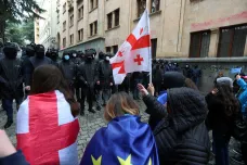 Gruzínský parlament schválil zákon o zahraničním vlivu, protestům a opozici navzdory