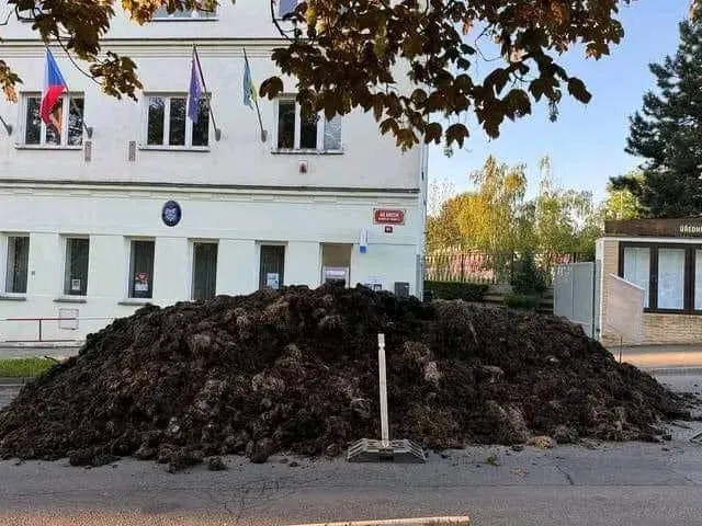 Ranní překvapení pro starostu Novotného. Aktivisté mu před radnicí vysypali velkou kopu hnoje