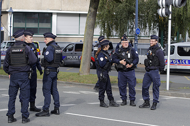 Rozsáhlé pátrání ve Francii. Útočníci přepadli dodávku a osvobodili vězně
