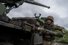 Rusové tvoří v Charkovské oblasti „nárazníkovou zónu“ a houfně útočí. Ukrajinci vyhlíží americkou pomoc