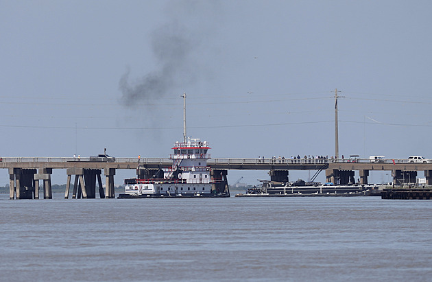 Do mostu v Texasu narazilo plavidlo a poškodilo ho. Do vody uniká palivo