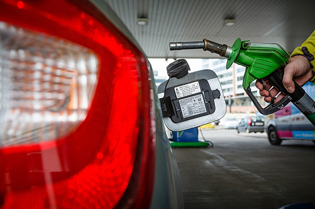 Cena benzinu v Česku výrazně klesla, paliva mají zlevňovat i nadále