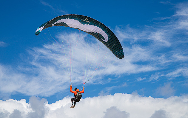 Českou paraglidistku zachraňoval v Alpách vrtulník. Uvázla na stromě