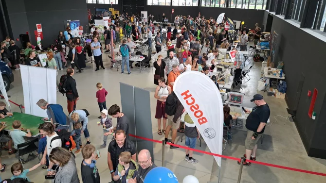 Inovace a kreativita na Maker Faire v Praze: roboti, špagetové mosty a 3D tisk