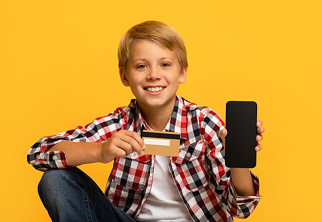 Kdy mohou děti dostat od banky virtuální kartu a kdy plastovou