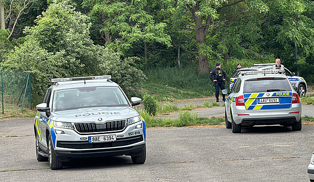 Pražští policisté pronásledovali kradenou motorku. Spolujezdce mají, řidič uniká