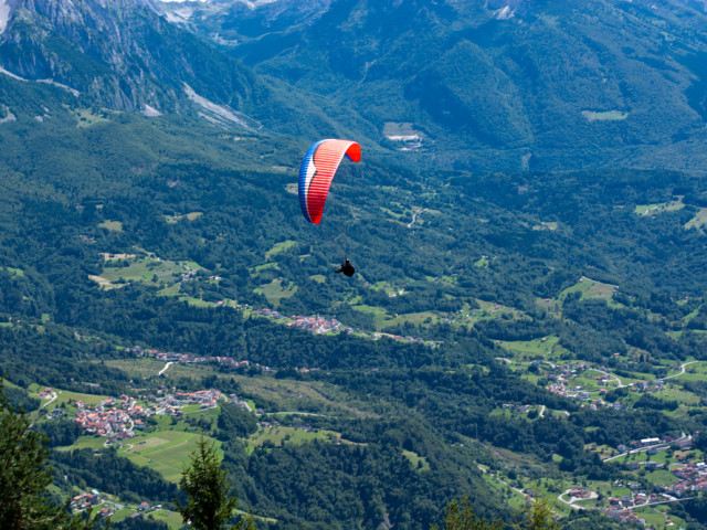 V italských Alpách zachraňoval vrtulník českou paraglidistku, uvázla na stromě