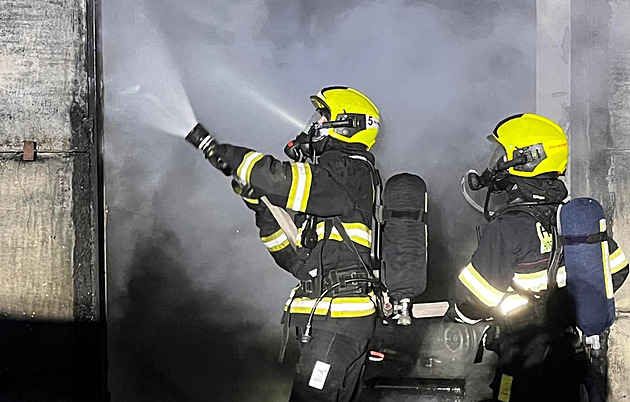 V Kladně hoří sklad olejů, hasiči vyhlásili zvláštní stupeň poplachu