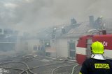 V Kladně znovu hoří, hasiči tentokrát zasahují u skladu olejů. Obyvatelům je doporučeno nevětrat
