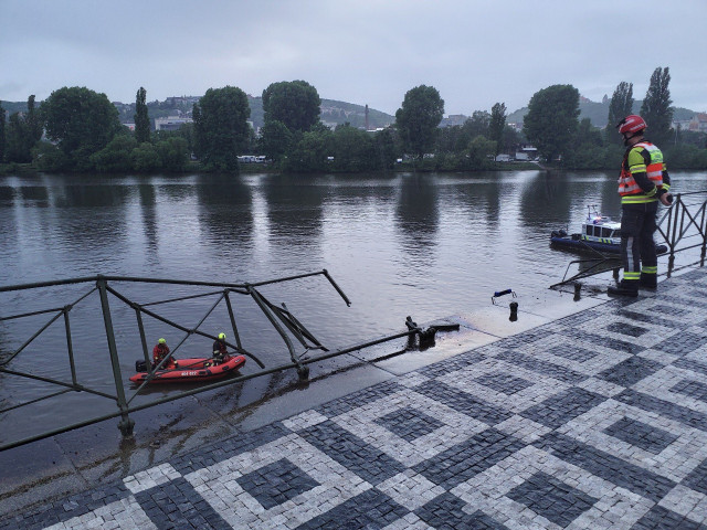 Auto skončilo po nehodě ve Vltavě, v řece ho hledali potápěči