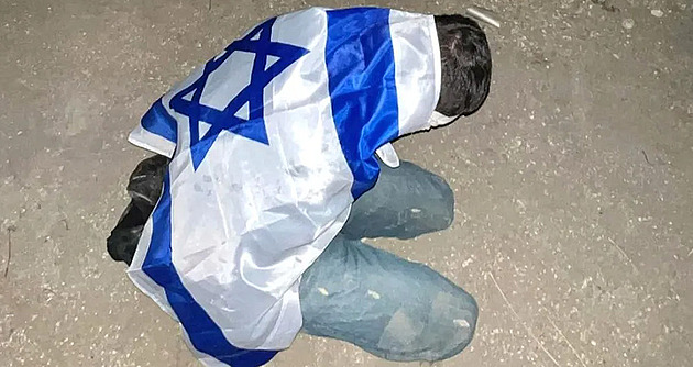 Izraelští vojáci ukazují ponižující záběry Palestinců, může jít o válečný zločin