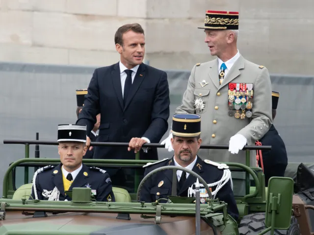 Macron pozval Rusy na oslavy v Normandii. Má přijet také Karel III. a Joe Biden