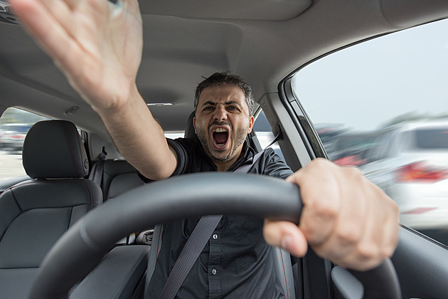 Nadávat za volantem může být terapie. Jak říkáte ostatním na silnici vy?