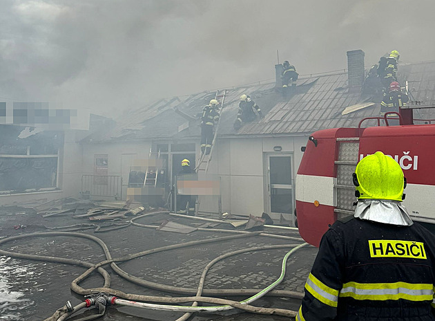 Policie vyšetřuje požár skladu olejů v Kladně jako ohrožení z nedbalosti