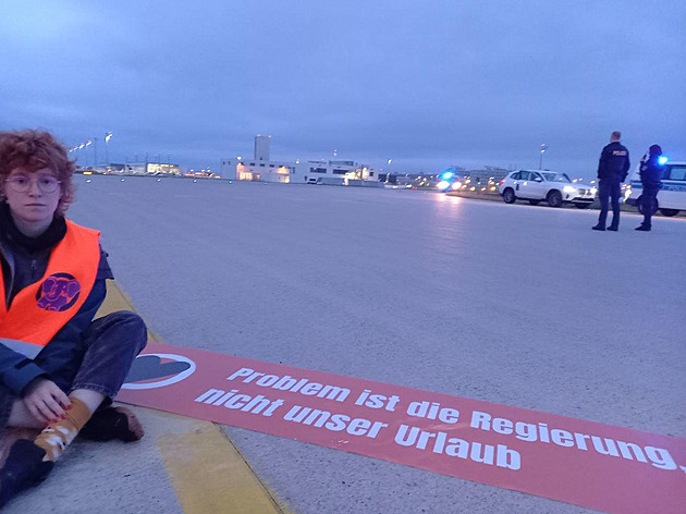 Klimatičtí aktivisté ochromili letiště v Mnichově, vybrali si rušné svátky