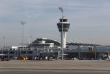 Klimatičtí aktivisté se přilepili na dráhu letiště v Mnichově. Cestující mají počítat se zpozděním