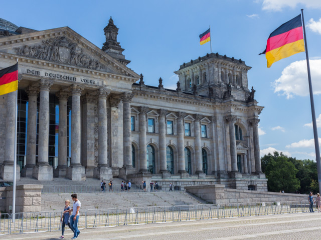 VIDEO: Nad budovou Říšského sněmu v Berlíně vlála ruská vlajka. Ukrajinec ji tam dostal na dronu