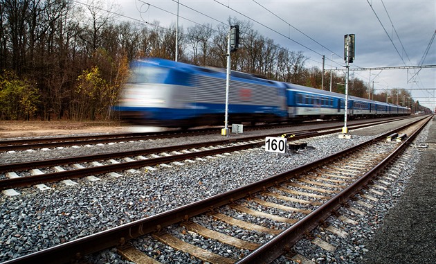 Vlak srazil mezi Olomoucí a Prostějovem člověka, provoz na trati stojí
