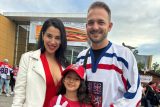 Hokejistům fandí i Mexičanka, na tribunu ji vzal manžel. ‚U nás se hokej nehraje,‘ říká o své vlasti