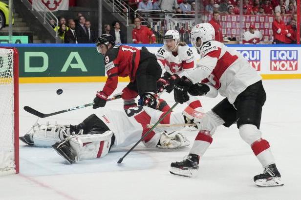 

Vyhrocený zápas zvládla lépe Kanada, Švýcarsku uškodil faul Fialy

