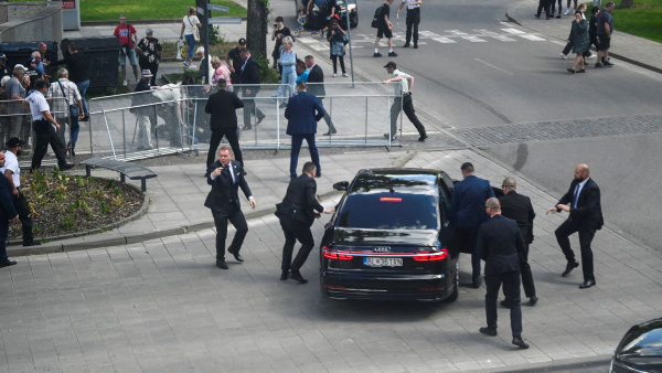 Slovenští vyšetřovatelé pracují i s verzí, že za atentátem na Fica je víc osob.  Premiér je mimo ohrožení života
