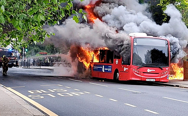 VIDEO: V Londýně hořel autobus. Hasiči požár zvládli až po více než hodině