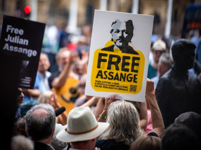 Assange se může znovu odvolat proti vydání do USA. Mohl by dostat i trest smrti