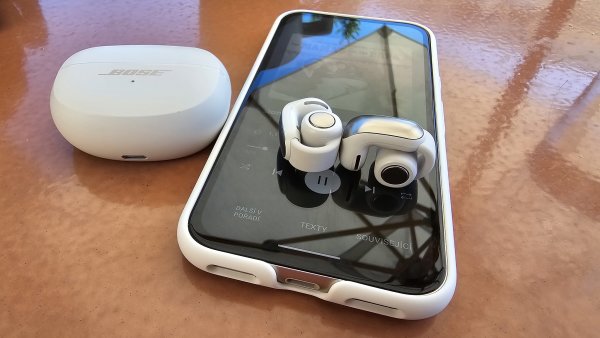 Bose Ultra Open Earbuds jsou jako klipsové náušnice s dobrým zvukem pro sportovce i turisty