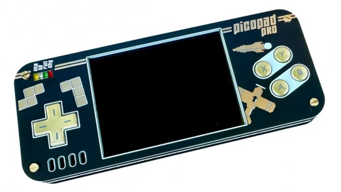 Česká přenosná herní konzolka Picopad vychází ve verzi Pro, má lepší displej či baterii