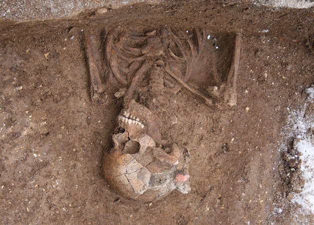 Při výkopu před kulturním domem ve Frýdku-Místku se našly lidské kosti a bota