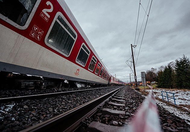 Vlak na Benešovsku usmrtil člověka v kolejišti, provoz na koridoru stojí
