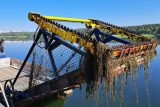 Žací loď vyplouvá na Velký Bolevecký rybník. Reguluje růst vodních rostlin, které by komplikovaly koupání