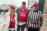 Dánský fanoušek Pier objíždí hokejová mistrovství v pruhovaném, na dres sehnal i podpisy sudích z NHL